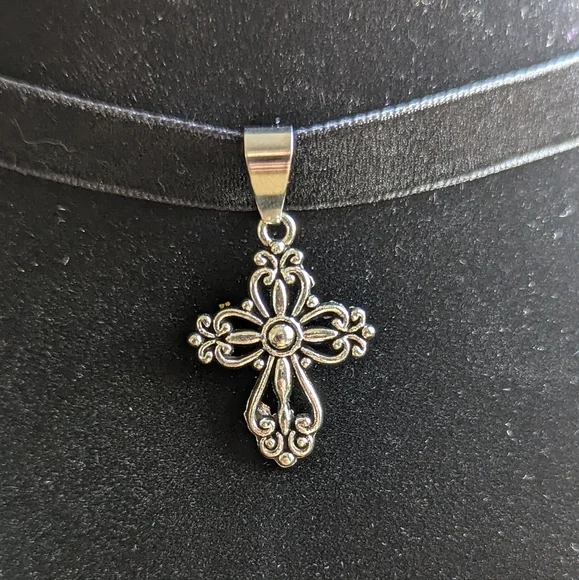 🩷 Cross Choker - Picture 3 of 3